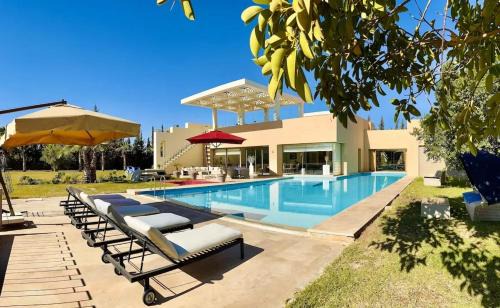 Spacious Villa with Mountain Views - 550 m²