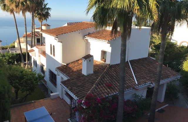 Spacious villa with private pool, sea view, green garden, Airco, and Fast Wifi