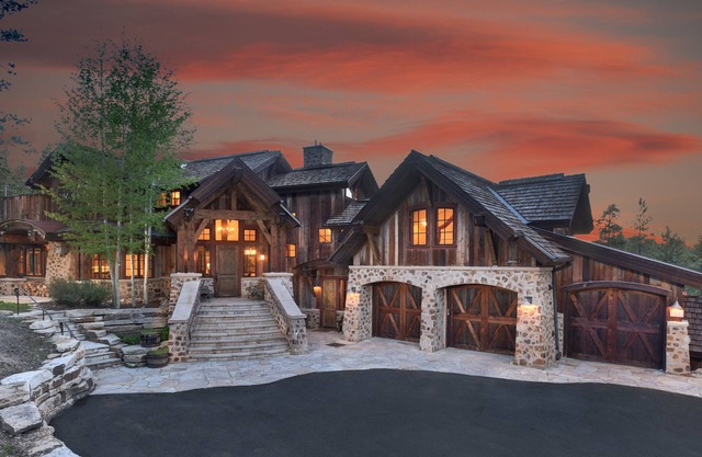 Spacious w/Mtn Views + Hot Tub + Theatre Room - Chalet du Soleil