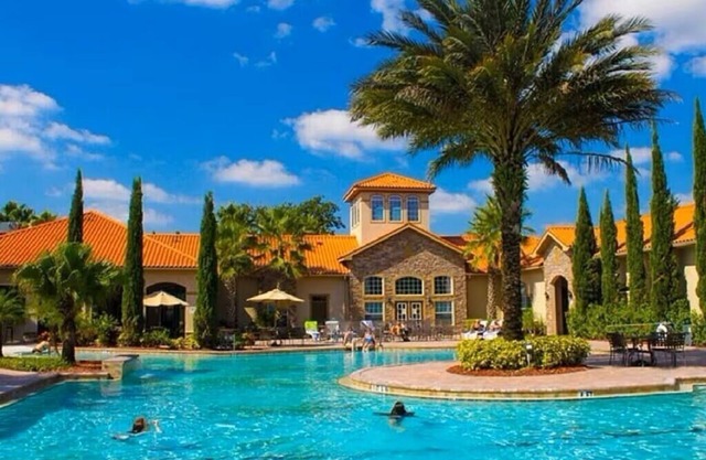 SPACIOUS WELL APPOINTED 2 BEDROOM 2 BATHROOM CONDO CLOSE TO ALL THE MAJOR PARKS