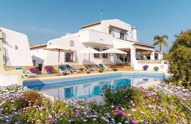 Spacious well-equipped villa with A/C, pool, open mountain views for 6 people, quiet area.