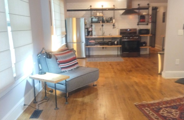 Spacious West End Atlanta studio with chefs kitchen, exotic bath, porch and WiFi