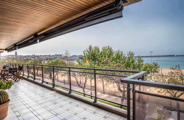 Spaciousness and Comfort: Elegant Seafront Apartment with Terrace in Palamós 🌊✨