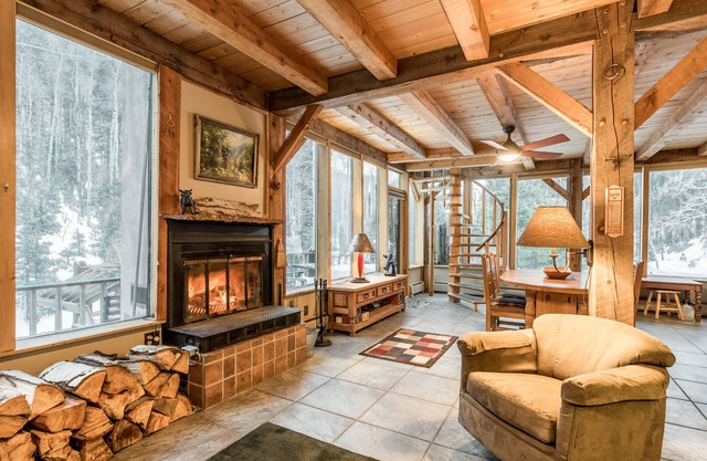 Spalding chalet: Serene haven w/creek access and close to ski lift
