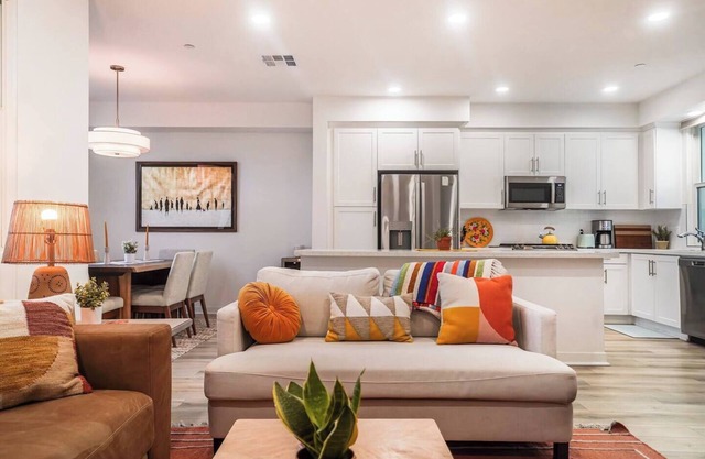 Spanish-Style 3 bedroom/4 bath Condo, 2 offices, 5 Min Walk to Beach 1900 sqft