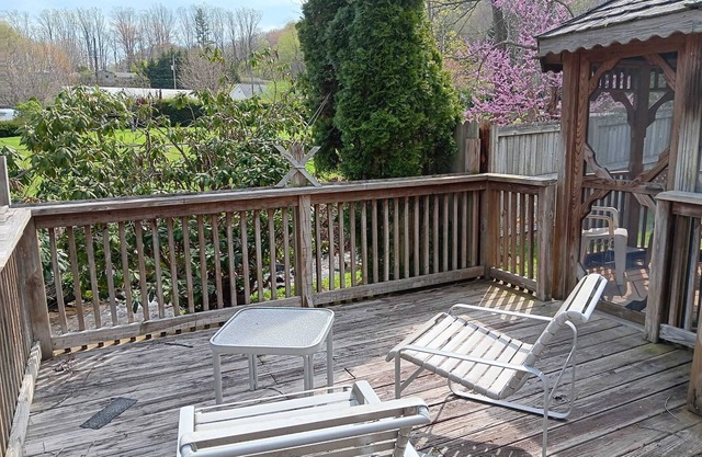 SparbucK Ranch Sits on the creek in the perfect close to town area