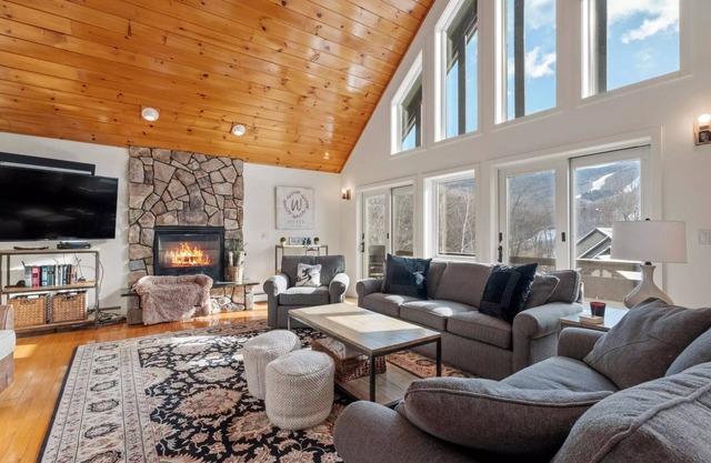 Sparkling and spacious 5 bed with mountain views - Ski shuttle right outside!