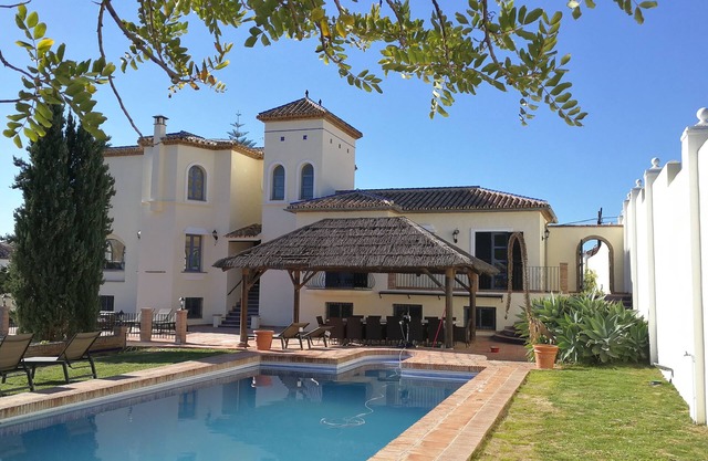 Spatious 7 bedroom villa, recently renovated, near the beaches and Puerto Banus