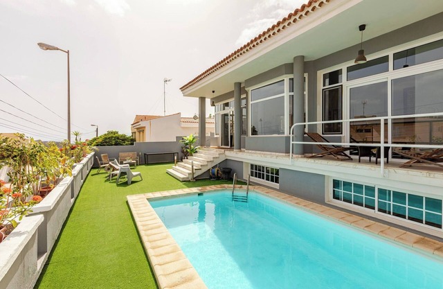 SPECTACULAR VILLA PARKiNG POWERFUl WiFi SEAViEW