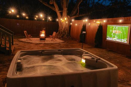 Speakeasy, Hot Tub, Putt Putt, Outdoor Theatre, 8 minutes from Downtown Greenville