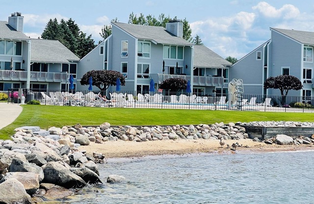 Special Rate! Walking distance to downtown Boyne City with boat slip pool beach