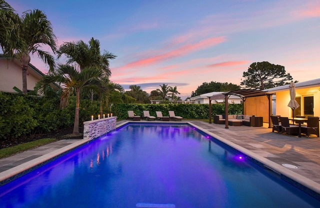 SPECIALS! BEAUTIFUL BEACH HOUSE ! WALK 2 BEACH POOL ! HOT TUB