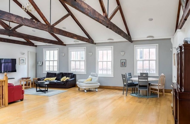 Specious Family Kensington 5-Bed House, Sleeps 12