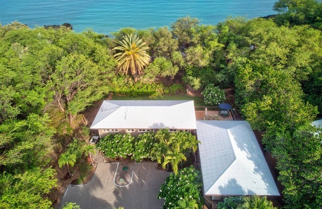 Spectacular Beachfront Home! Waialea Bay Beach House on White Sand Beach
