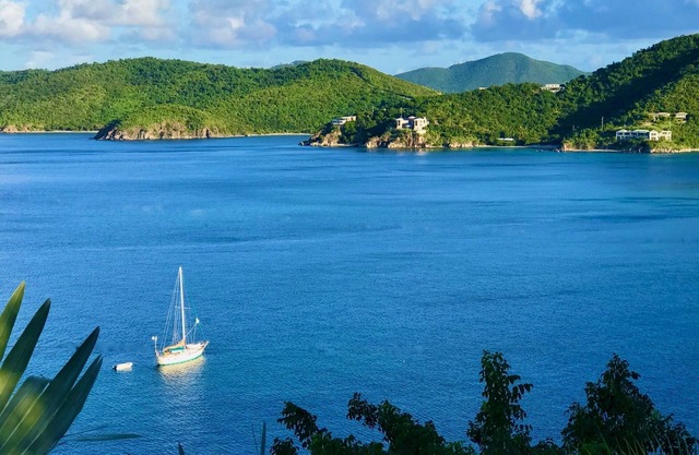 Spectacular beachfront villa. Great SNORKELING, kayaking, sunrise & sunset views