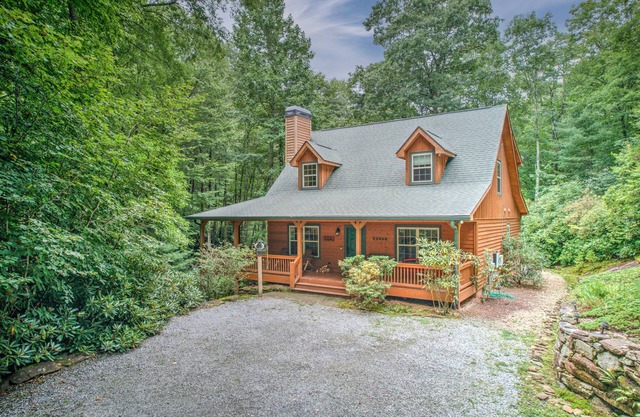 Spectacular Creek-side Mountain Home with Private Trail to Panthertown Valley