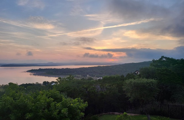 Spectacular Lake Views: Hot tub, sleeps 12!