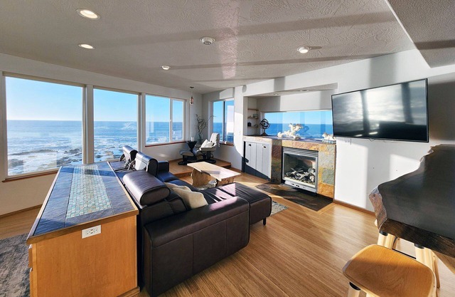 Spectacular Ocean Views! Hot Tub! Walk to Everywhere in Yachats!