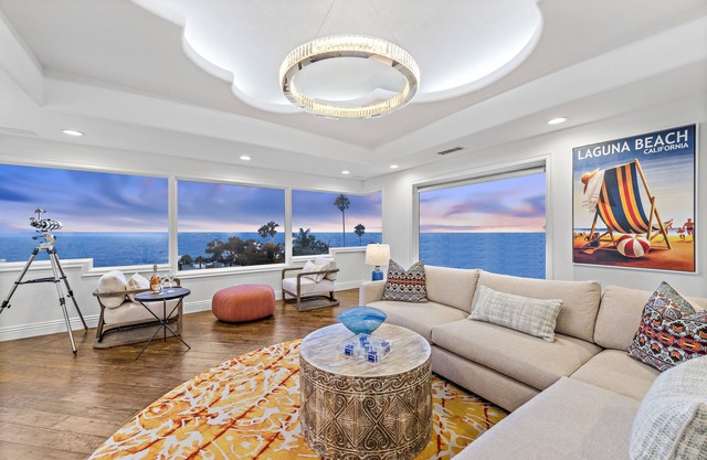 Spectacular panoramic ocean views and beautifully furnished!
