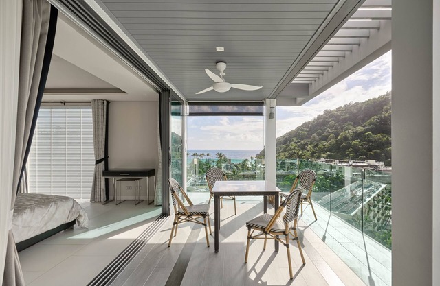 Spectacular two bed penthouse amazing sea views