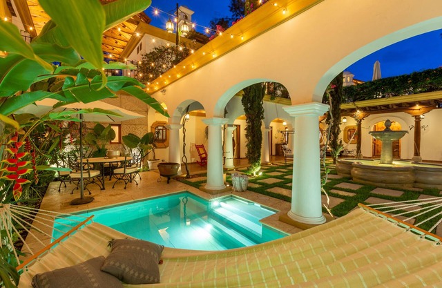 Spectacular views, heated pool, sauna, home gym, Netflix, BBQ Grill, 6 bedrooms