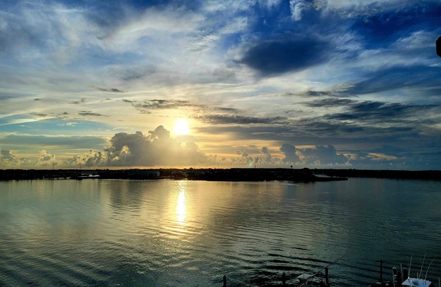 Spectacular Views, Jacuzzi, Gym, and walk to the Beach!