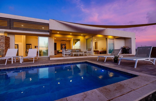 Spectacular Villa Bella Luna, Island and Ocean View, near beaches, sleeps 6.