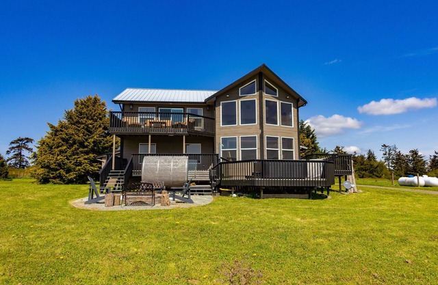 Spectacular Villa on 5 Acre Hill, Panoramic NW Mountains/Sound Views. Sauna,Spa!