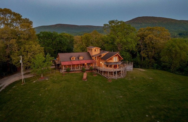 Spectacular Winter Views! Add Aux.or Carriage house FREE for Nov-March 26 Dates!