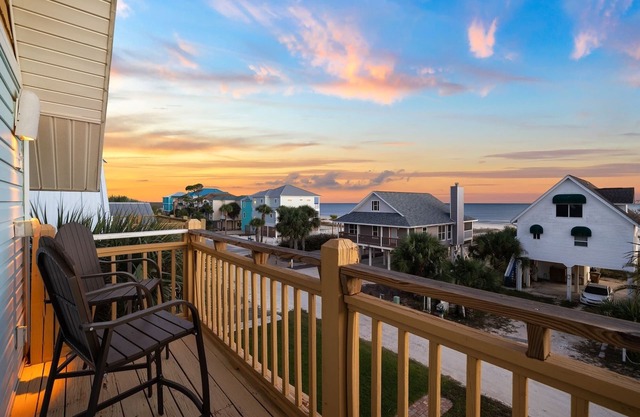 Spend Fall by the Beach! Gulf Views! Short Walk to Beach! Dog-Friendly!