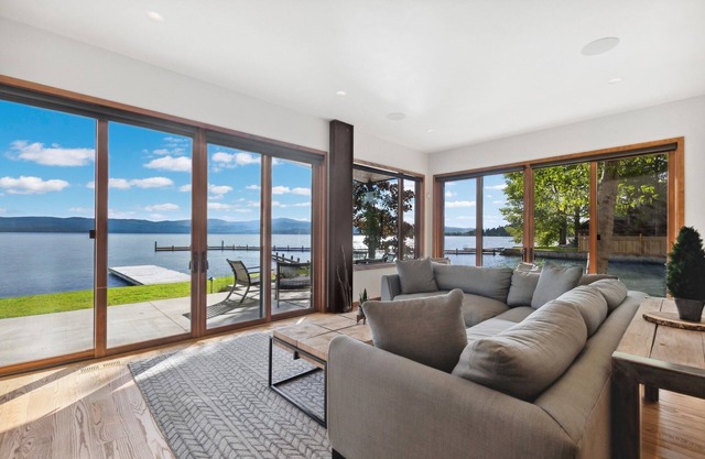 Spend Holidays Here! Lake House, less than a Mile from Downtown Bigfork!