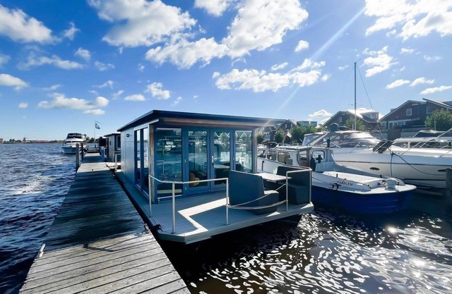 Spend the night on a houseboat with a view of the Uitgeester lake.