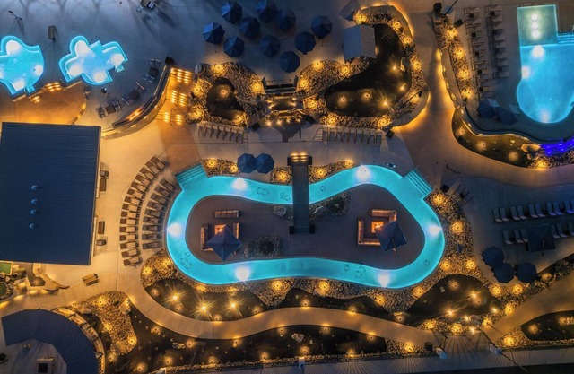 Splash at the Resort Waterpark, Unwind Fireside & Soak in the Hot Tub - Lazzee River Getaway