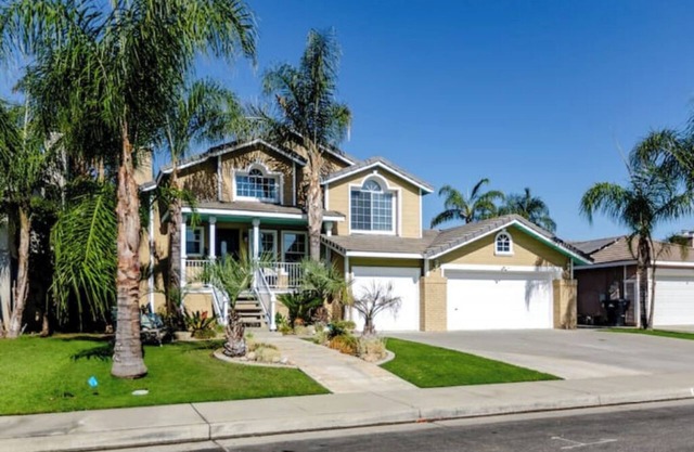 Split-level NW Bakersfield Home with Outdoor Oasisn