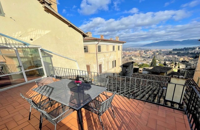 Spoleto centre, Car NOT necessary - 10 mins walk to train station, Rome/1 hr