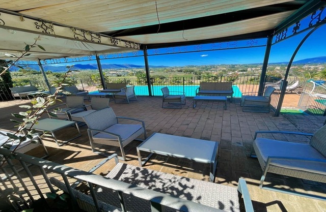 Spoleto Poolside/0.7 kms to central Spoleto/sleeps 20/Wifi+aircon.