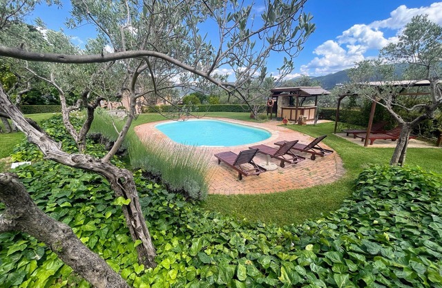 Spoleto Tranquilita sleeps 16 with Wifi Pool Yoga Studio Gardens and Views