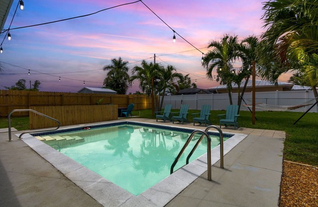 Spooky Sales! Tropical Oasis 5 min to Downtown+Beach Gear+Hot Tub+Pets