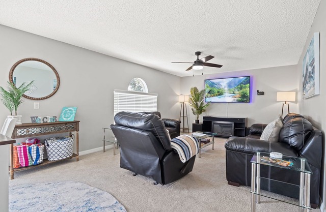 Spotless Villa! Pool Firepit-15 min to beach! Huge family Home