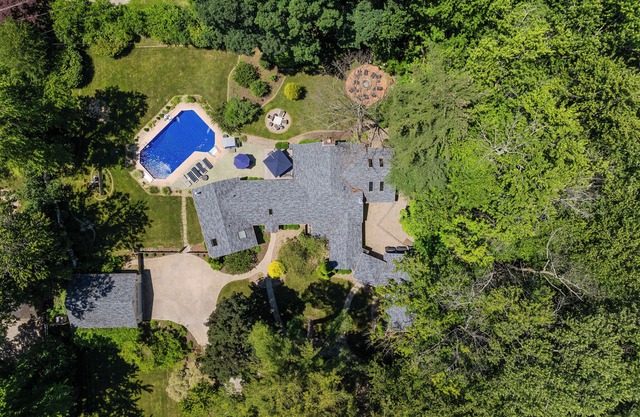 Sprawling ranch w private pool, sleeps 16, all 5 Star ratings!