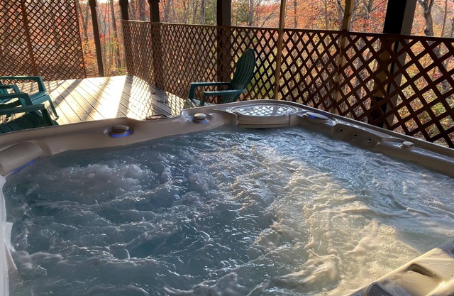 Spring Retreat! Hot tub, Bar, Game room, Grill & 10 mins to Skyline Drive