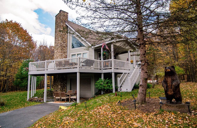 Spring Sale! Near Wisp! Hot tub & Fire pit! Walk to the lake! Great Location!