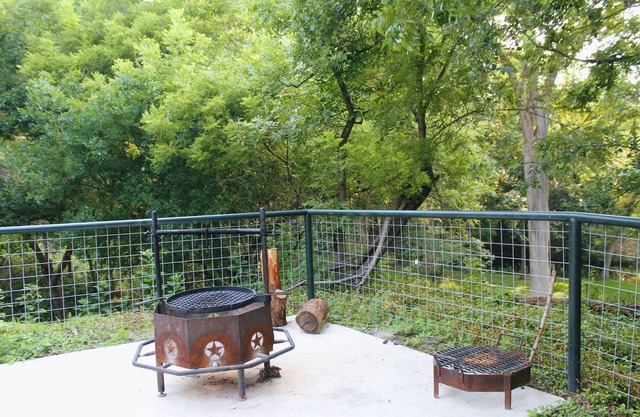 Springs Cabin with water view, overlooking the beautiful Leakey Springs