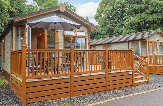 SQUIRRELS LEAP LODGE, pet friendly, with a garden in Windermere