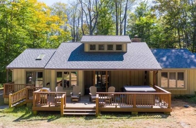 SRL3-Very Private, Walk to Lakes! Hot tub! Pets ok!