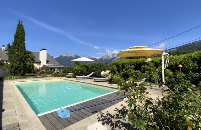 St Jorioz, Prestigious villa near Annecy lake and mountains, pool, superb view