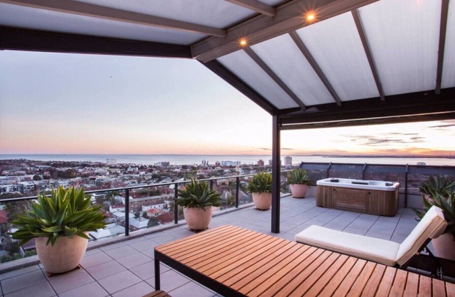 St Kilda Penthouse. Views. Spa.