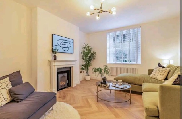 St Marg’s Hideaway; Grade II listed luxury apartment in the heart of Cheltenham - gateway to the Cotswolds! Sleeps 4 - outdoor seating and free private parking!