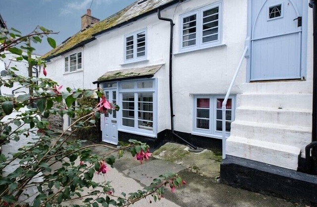 ST SAMSON, pet friendly, character holiday cottage in Port Isaac