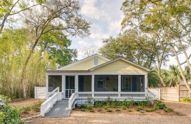 St. Simons Island Cottage ~ 1 Block Walk to Beach!